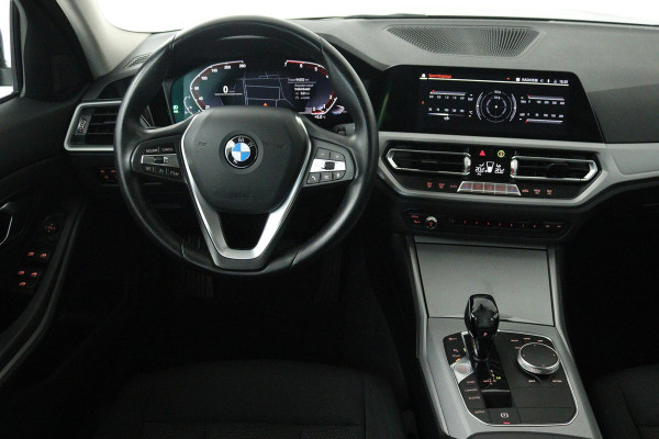 BMW 3-serie 330i Executive Edition (ACHTERUITRIJCAMERA, NAVIGATIE, HEAD-UP DISPLAY, PARKEERSENSOREN, DEALER ONDERHOUDEN)