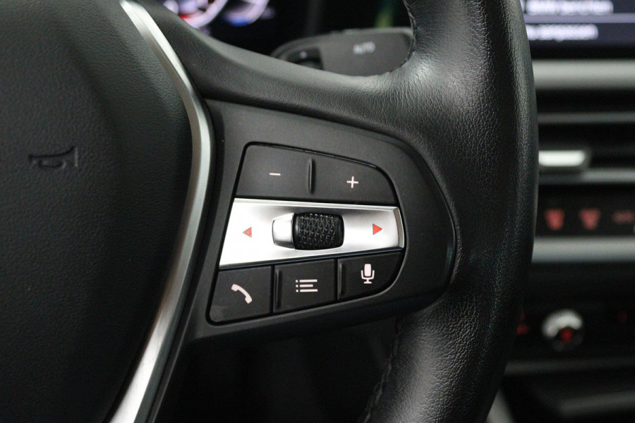 BMW 3-serie 330i Executive Edition (ACHTERUITRIJCAMERA, NAVIGATIE, HEAD-UP DISPLAY, PARKEERSENSOREN, DEALER ONDERHOUDEN)