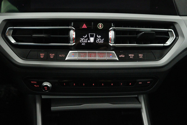BMW 3-serie 330i Executive Edition (ACHTERUITRIJCAMERA, NAVIGATIE, HEAD-UP DISPLAY, PARKEERSENSOREN, DEALER ONDERHOUDEN)