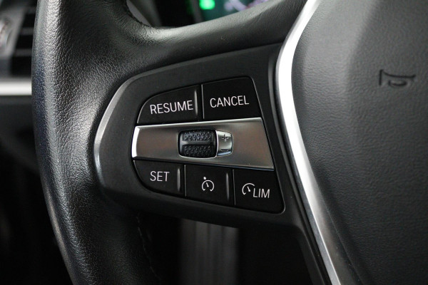 BMW 3-serie 330i Executive Edition (ACHTERUITRIJCAMERA, NAVIGATIE, HEAD-UP DISPLAY, PARKEERSENSOREN, DEALER ONDERHOUDEN)