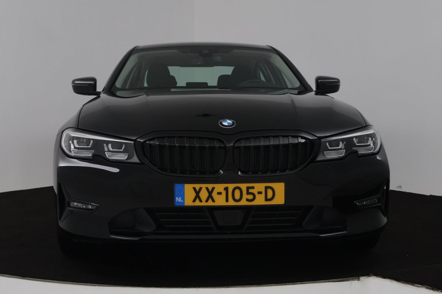 BMW 3-serie 330i Executive Edition (ACHTERUITRIJCAMERA, NAVIGATIE, HEAD-UP DISPLAY, PARKEERSENSOREN, DEALER ONDERHOUDEN)