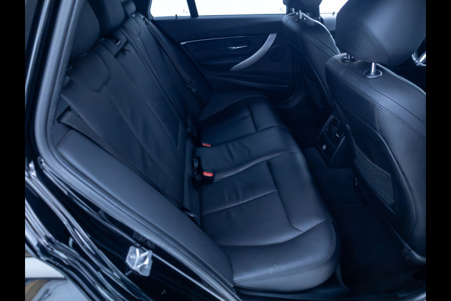 BMW 3 Serie Touring 318i M Sport Edition | Leer | Stoelverwarming | Elec. trekhaak | Navigatie pro | Camera | Cruise, LMV 18", Elec. achterklep