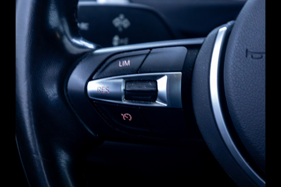 BMW 3 Serie Touring 318i M Sport Edition | Leer | Stoelverwarming | Elec. trekhaak | Navigatie pro | Camera | Cruise, LMV 18", Elec. achterklep