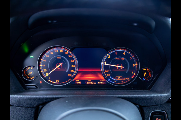 BMW 3 Serie Touring 318i M Sport Edition | Leer | Stoelverwarming | Elec. trekhaak | Navigatie pro | Camera | Cruise, LMV 18", Elec. achterklep