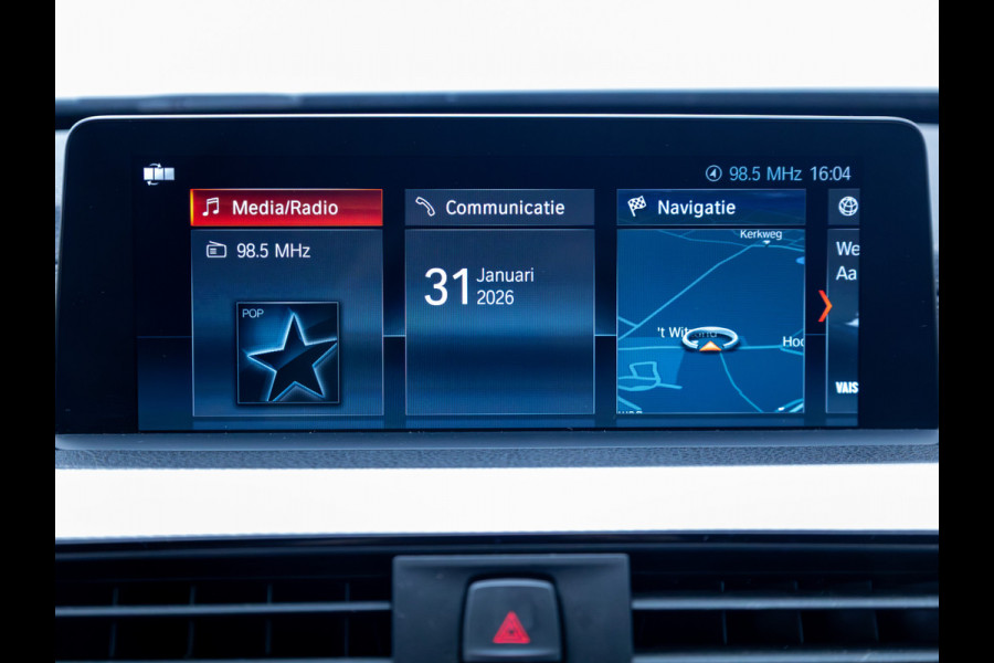 BMW 3 Serie Touring 318i M Sport Edition | Leer | Stoelverwarming | Elec. trekhaak | Navigatie pro | Camera | Cruise, LMV 18", Elec. achterklep