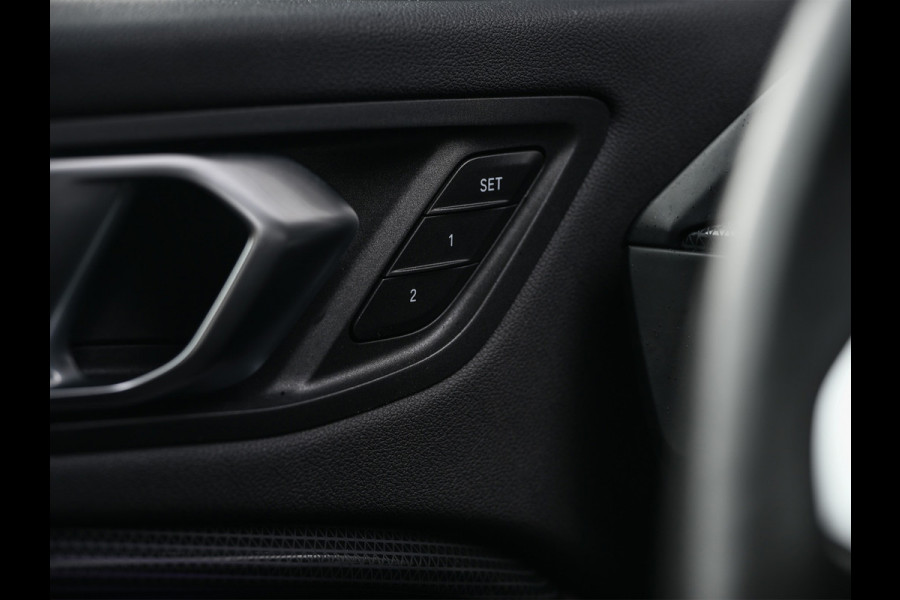 BMW 2 Serie Gran Coupé M235i xDrive High Executive · M-Sport · Panoramadak · Sport brakes · Memory Seats · Head-Up · Camera · Carplay · Comf