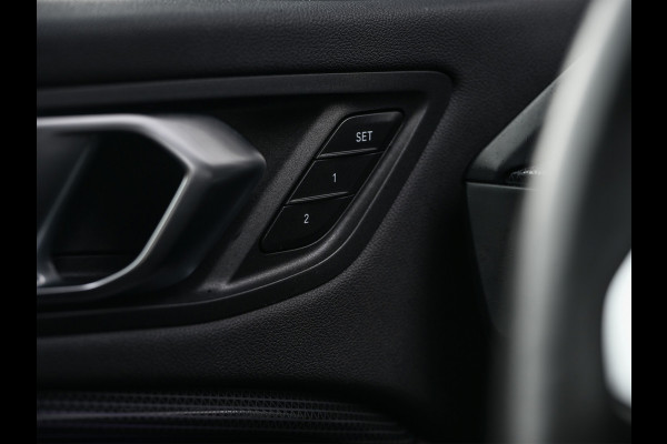 BMW 2 Serie Gran Coupé M235i xDrive High Executive · M-Sport · Panoramadak · Sport brakes · Memory Seats · Head-Up · Camera · Carplay · Comf