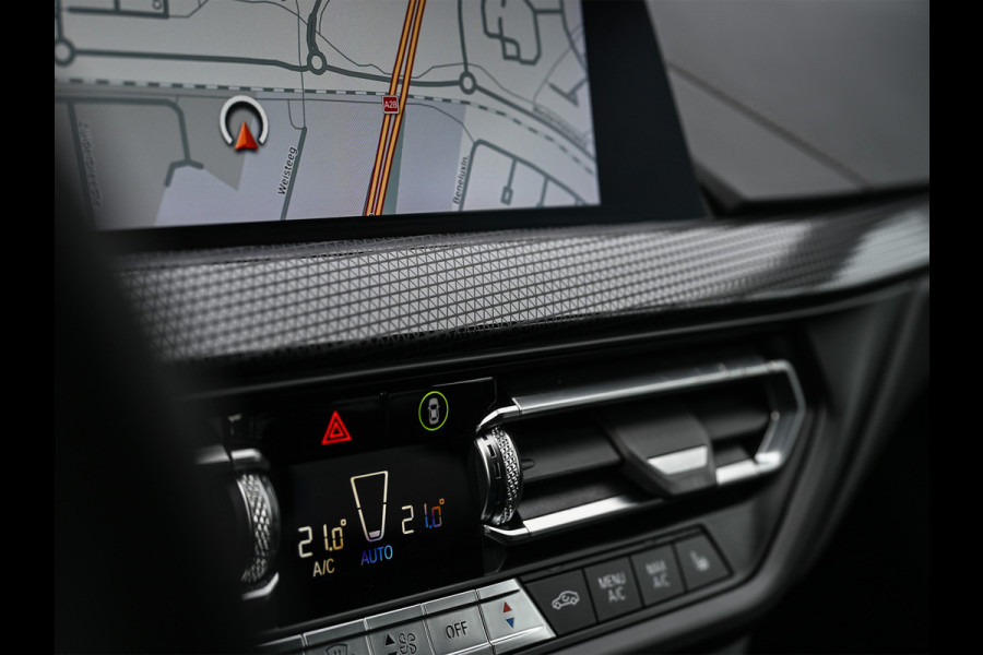 BMW 2 Serie Gran Coupé M235i xDrive High Executive · M-Sport · Panoramadak · Sport brakes · Memory Seats · Head-Up · Camera · Carplay · Comf