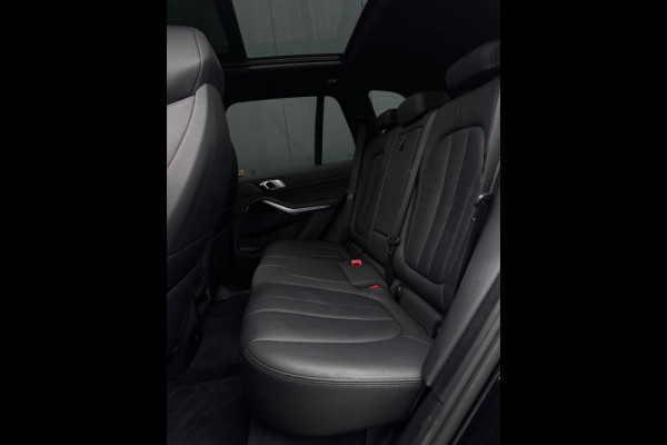 BMW X5 xDrive40d M PACK PANO KUIPSTOELEN LEDER LED NAVI CAMERA