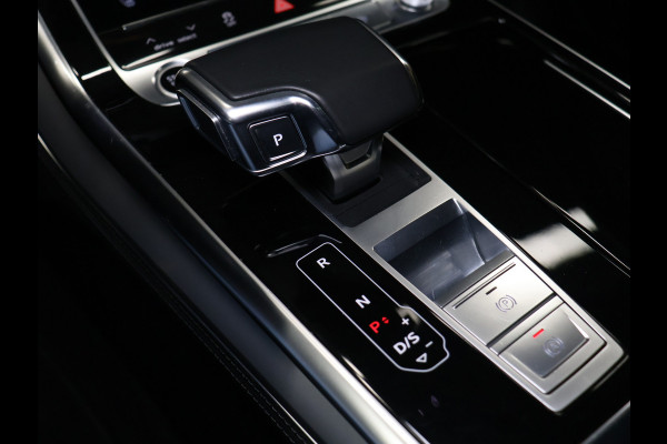 Audi Q7 55 TFSI e quattro Sport S [SCHUIFKANTELDAK, ADAPTIVE CRUISE, 360 CAMERA, TREKHAAK INKLAPBAAR, MEMORY SEATS, LUCHTVERING, STOELMASSAGE, APPLE CARPLAY, ANDROID, STUURVERWARMING, STOELVENTILATIE, STOELVERWARMING, VOL LED