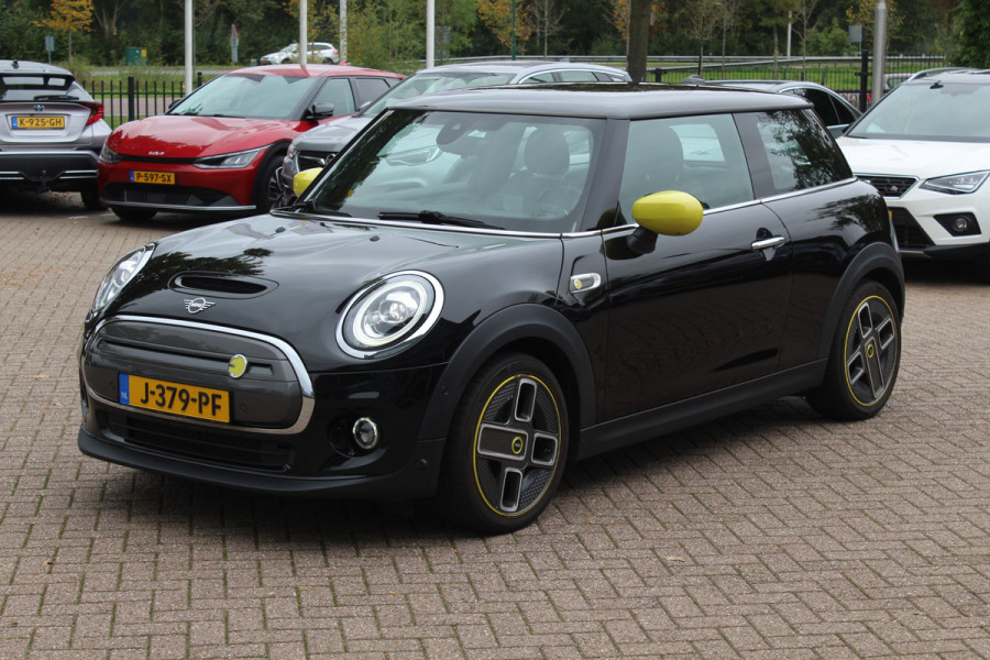 MINI Mini Electric Charged 33 kWh / SoH 95.8% / Camera / Head-up / Leder / Harman Kardon / Keyless / 17'' / CarPlay / Stoelverwarming / Matrix LED / DAB / Cruise Control