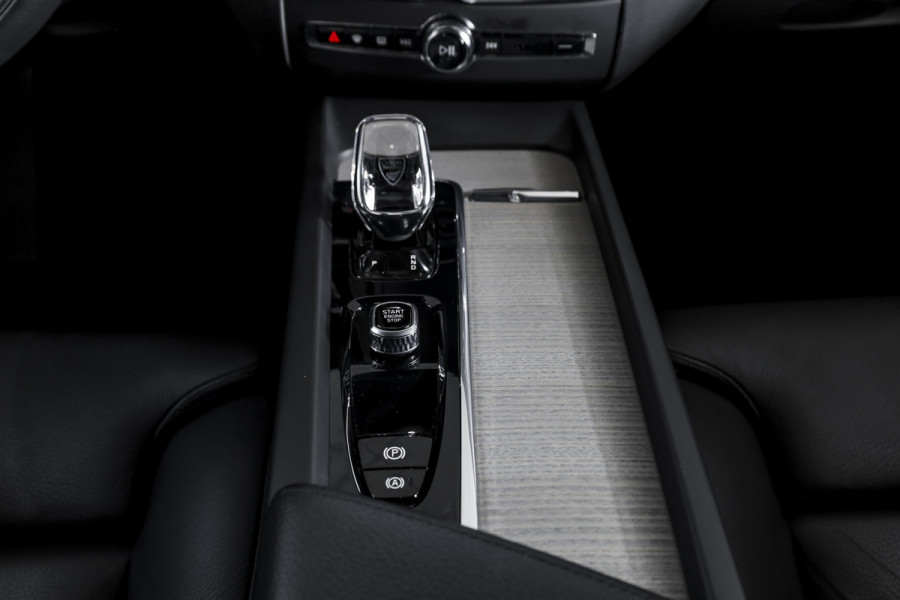 Volvo XC60 2.0 T6 Plug-in hybrid AWD Inscription Exclusive Orig. NL | Luchtvering | Elek. Trekhaak | S/k-panodak | Harman/Kardon | Adapt. Cruise | Stoel-+stuurverw. | 360 Camera | Elek. stoelen | NAV+App. Connect | ECC | LM 19" |