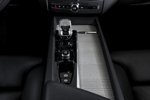 Volvo XC60 2.0 T6 Plug-in hybrid AWD Inscription Exclusive Orig. NL | Luchtvering | Elek. Trekhaak | S/k-panodak | Harman/Kardon | Adapt. Cruise | Stoel-+stuurverw. | 360 Camera | Elek. stoelen | NAV+App. Connect | ECC | LM 19" |