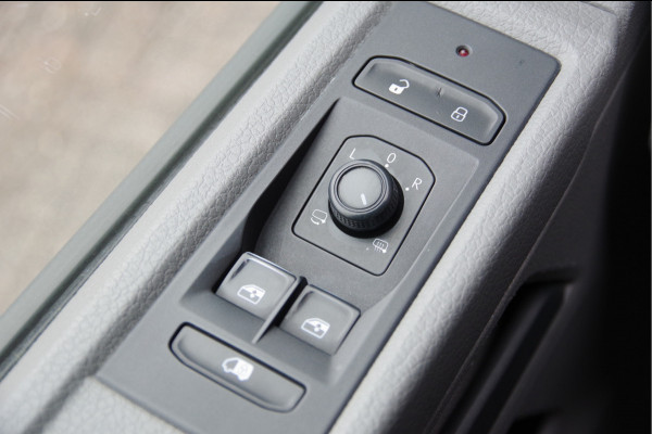 Volkswagen Transporter 2.0 TDI L2 3-ZITS, 150PK AUT. CAMERA, NAVI, CRUISE, AIRCO, CARPLAY, LEDER MF STUURWIEL