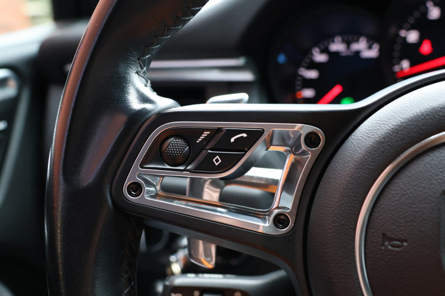 Porsche Macan 2.0 | ACC | Panoramadak | Inc BTW | 21'' | Sportchrono | Bose | Stoelventilatie | Elek. trekhaak | CarPlay | Luchtvering | Camera | Memory seats | Lederen bekleding | Alarm klasse 5 | Standkachel