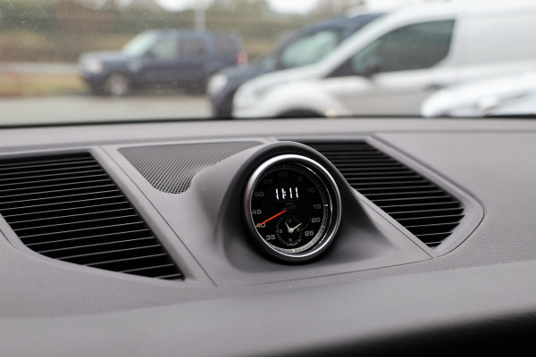 Porsche Macan 2.0 | ACC | Panoramadak | Inc BTW | 21'' | Sportchrono | Bose | Stoelventilatie | Elek. trekhaak | CarPlay | Luchtvering | Camera | Memory seats | Lederen bekleding | Alarm klasse 5 | Standkachel