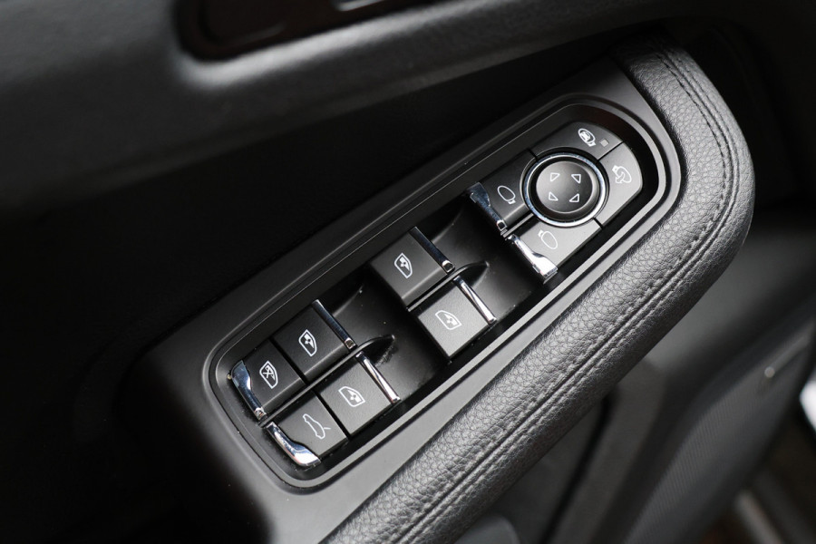 Porsche Macan 2.0 | ACC | Panoramadak | Inc BTW | 21'' | Sportchrono | Bose | Stoelventilatie | Elek. trekhaak | CarPlay | Luchtvering | Camera | Memory seats | Lederen bekleding | Alarm klasse 5 | Standkachel