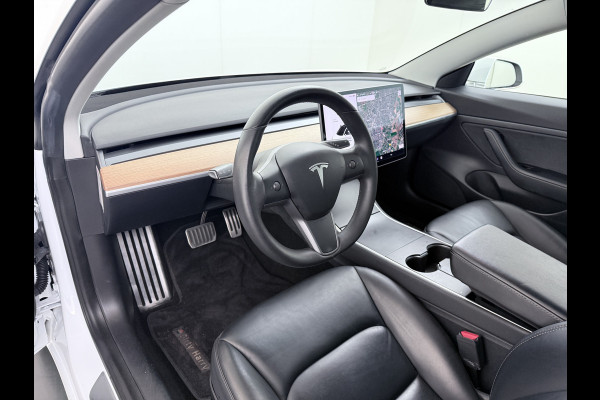 Tesla Model 3 SR+ 60kWh 326PK AutoPilot Leer PanoramaDak Adaptive Cruise Lmv 18" Camera's Elektr.-Stuur+Stoelen+Spiegels+Geheugen+Easy-Entry+V Navi LED Comfortstoelen Soh 87% ACC DAB Keyless en Voorverwarmen interieur via App One-Pedal-Drive Origineel Nederlandse auto tot 11kw laden thuis! Garantie Accu tot 10-12-2027 max 160.000km 1.584kg licht!