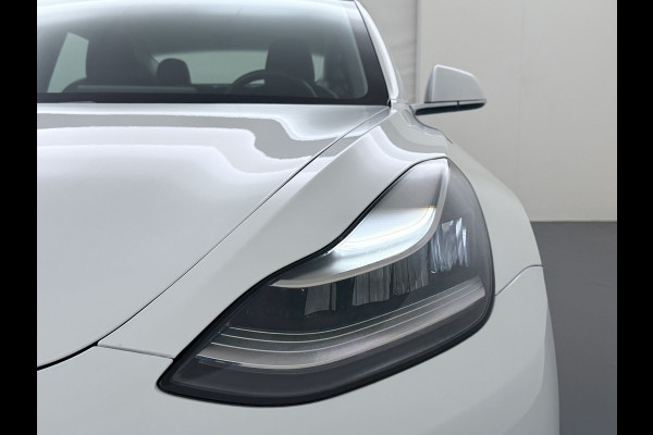 Tesla Model 3 SR+ 60kWh 326PK AutoPilot Leer PanoramaDak Adaptive Cruise Lmv 18" Camera's Elektr.-Stuur+Stoelen+Spiegels+Geheugen+Easy-Entry+V Navi LED Comfortstoelen Soh 87% ACC DAB Keyless en Voorverwarmen interieur via App One-Pedal-Drive Origineel Nederlandse auto tot 11kw laden thuis! Garantie Accu tot 10-12-2027 max 160.000km 1.584kg licht!