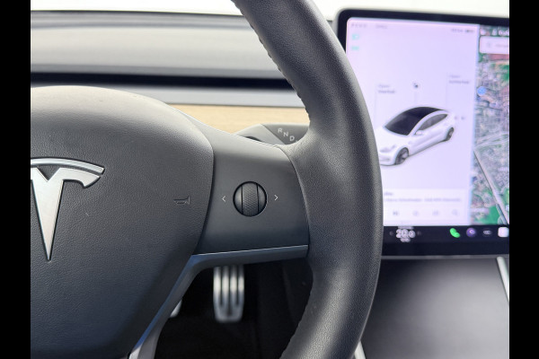 Tesla Model 3 SR+ 60kWh 326PK AutoPilot Leer PanoramaDak Adaptive Cruise Lmv 18" Camera's Elektr.-Stuur+Stoelen+Spiegels+Geheugen+Easy-Entry+V Navi LED Comfortstoelen Soh 87% ACC DAB Keyless en Voorverwarmen interieur via App One-Pedal-Drive Origineel Nederlandse auto tot 11kw laden thuis! Garantie Accu tot 10-12-2027 max 160.000km 1.584kg licht!