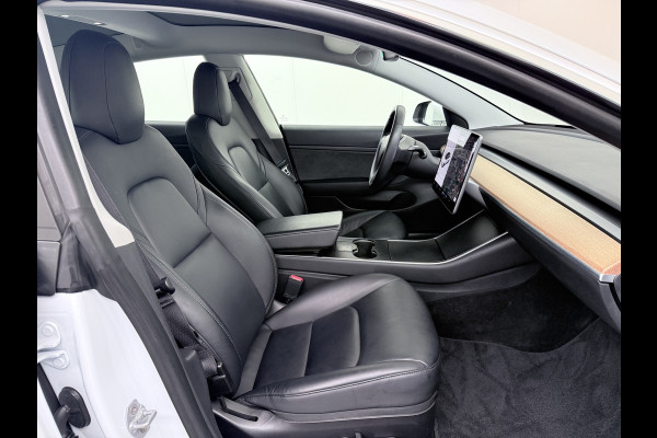 Tesla Model 3 SR+ 60kWh 326PK AutoPilot Leer PanoramaDak Adaptive Cruise Lmv 18" Camera's Elektr.-Stuur+Stoelen+Spiegels+Geheugen+Easy-Entry+V Navi LED Comfortstoelen Soh 87% ACC DAB Keyless en Voorverwarmen interieur via App One-Pedal-Drive Origineel Nederlandse auto tot 11kw laden thuis! Garantie Accu tot 10-12-2027 max 160.000km 1.584kg licht!