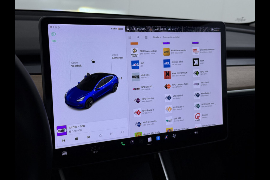 Tesla Model 3 SR Plus 325PK LFP Accu SOH 91% Lmv 18" AutoPilot Leder Pano-dak Adaptive-Cruise Camera's Elektr.-Stuur+Stoelen+Spiegels+Geheugen Navi LED ACC DAB Voorverwarmen interieur via App Keyless One-Pedal-Drive 1e Eigenaar Origineel Nederlandse Auto
