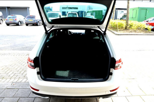 Škoda Superb Combi 1.4 TSI iV CAM/LMV19/NAVI/LEER/VIRTU/PANO