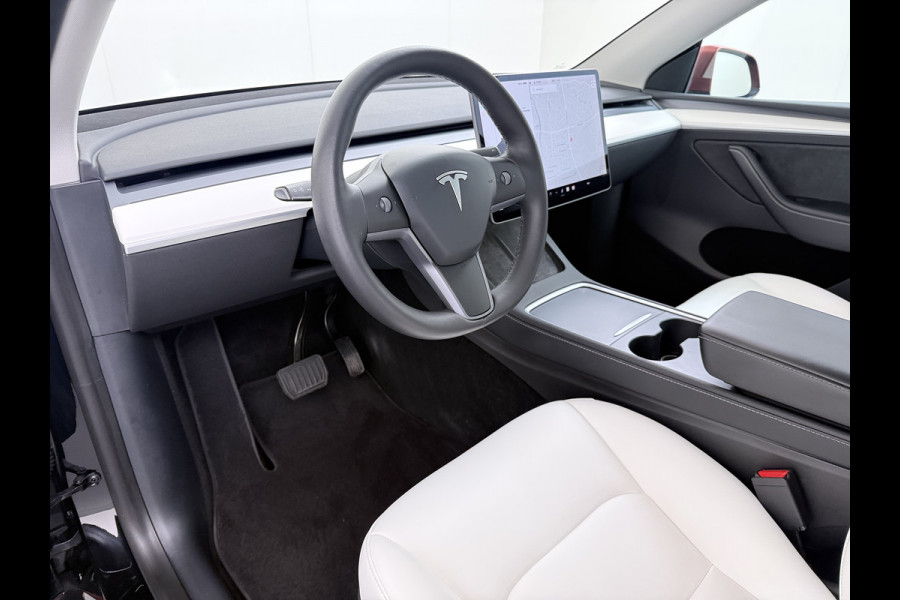 Tesla Model Y Long Range AWD 514pk SOH 85% Warmtepomp 20" Lmv Ivoor Leer Panoramadak Matrix-LED Autopilot Elektr.Stuur+Stoel+Verwarmd Navi Ecc Camera's Elektr.AchterKlep Parkeer Assistent Sentry-Mode Privacyglas Bluetooth Dodehoek detector Connected services Origineel Nederlandse Auto Batterij en Motorgarantie tot 23-12-2029/192.000km