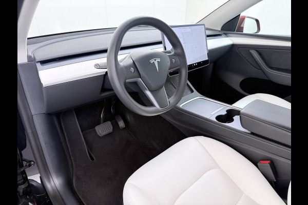 Tesla Model Y Long Range AWD 514pk SOH 85% Warmtepomp 20" Lmv Ivoor Leer Panoramadak Matrix-LED Autopilot Elektr.Stuur+Stoel+Verwarmd Navi Ecc Camera's Elektr.AchterKlep Parkeer Assistent Sentry-Mode Privacyglas Bluetooth Dodehoek detector Connected services Origineel Nederlandse Auto Batterij en Motorgarantie tot 23-12-2029/192.000km