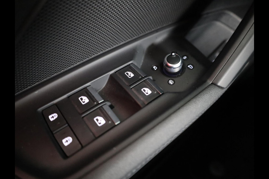 Audi RS 3 Limousine 2.5 TFSI quattro 400pk | Panoramadak | 3-spaaks sport afgevlakt stuurwiel | Adaptief onderstel | SONOS Premium 3D Audio