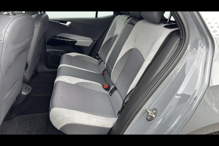 Volkswagen ID.3 First Plus SOH 92% TREKHAAK 19 " LM VELGEN ACHTERUITRIJCAMERA STOELVERWARMING