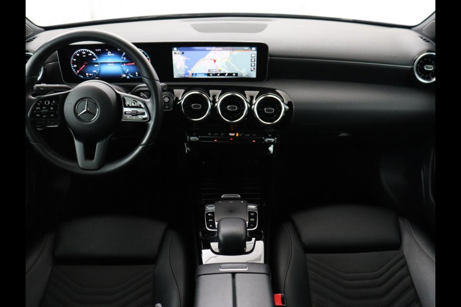Mercedes-Benz A-Klasse 200 Business Solution | Stoelverwarming | Carplay | Half leder | Camera | Widescreen | Full LED | DAB | Park Assist | Cruise control | Bluetooth | Climate control