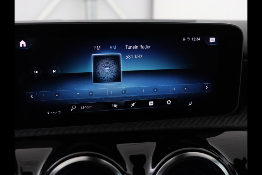 Mercedes-Benz A-Klasse 200 Business Solution | Stoelverwarming | Carplay | Half leder | Camera | Widescreen | Full LED | DAB | Park Assist | Cruise control | Bluetooth | Climate control