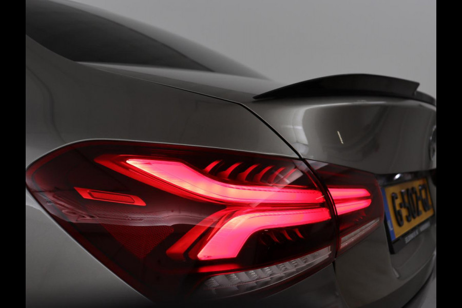 Mercedes-Benz A-Klasse 200 Business Solution | Stoelverwarming | Carplay | Half leder | Camera | Widescreen | Full LED | DAB | Park Assist | Cruise control | Bluetooth | Climate control