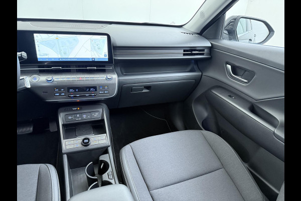 Hyundai KONA ELECTRIC Comfort Smart 65.4 kWh | Longrange | 3-Fase Lader | Warmtepomp | Dealeronderhouden | Fabrieksgarantie Hyundai tot 2029 | Elektrische Achterklep | Stoel & Stuurverwarming | Afnembare Trekhaak | Rijklaar Geleverd
