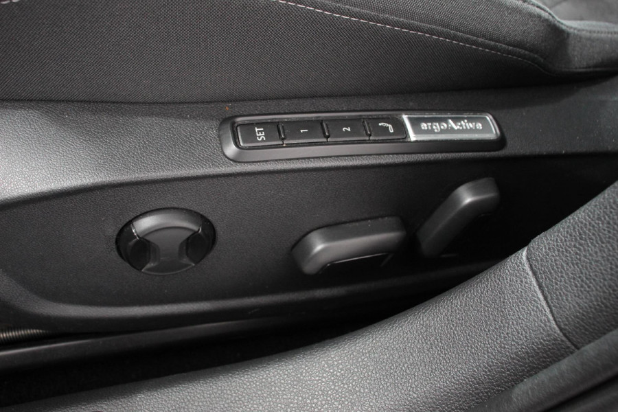 Volkswagen Golf 1.5 eTSI 150pk DSG Style | Navigatie | Apple Carplay/Android Auto | Parkeersensoren | Adaptive Cruise Control | Blind Spot Assist | Stoel- en stuurverwarming | Ledverlichting | Virtual Cockpit | Lane Assist | Climatronic