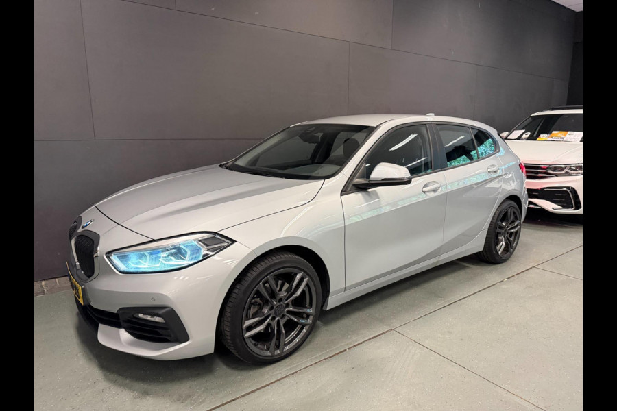 BMW 1-serie 118i Executive Edition V-COCKPIT/NAVI/LED/CARPLAY/ECC/PDC/CRUISE///