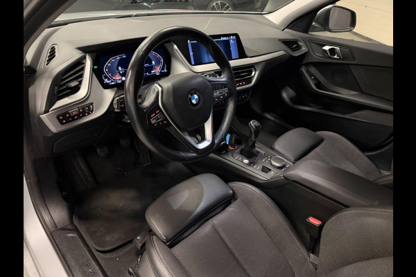 BMW 1-serie 118i Executive Edition V-COCKPIT/NAVI/LED/CARPLAY/ECC/PDC/CRUISE///
