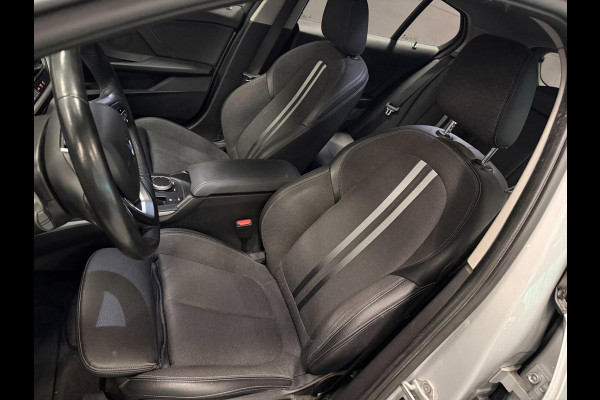 BMW 1-serie 118i Executive Edition V-COCKPIT/NAVI/LED/CARPLAY/ECC/PDC/CRUISE///