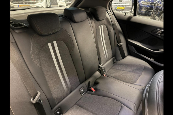 BMW 1-serie 118i Executive Edition V-COCKPIT/NAVI/LED/CARPLAY/ECC/PDC/CRUISE///