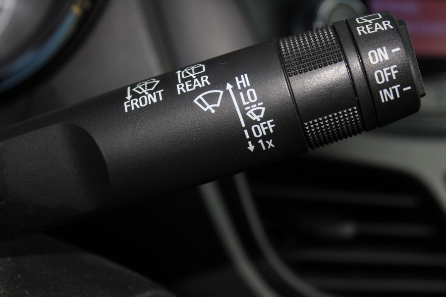 Opel KARL 1.0-75pk ecoFLEX Edition. Erg nette hoogzitter ! Slechts 59.000km ! Airco, parkeersensoren achter, cruise control, Bluetooth telefoonvoorbereidng, metallic lak etc.