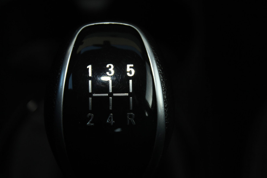 Opel KARL 1.0-75pk ecoFLEX Edition. Erg nette hoogzitter ! Slechts 59.000km ! Airco, parkeersensoren achter, cruise control, Bluetooth telefoonvoorbereidng, metallic lak etc.