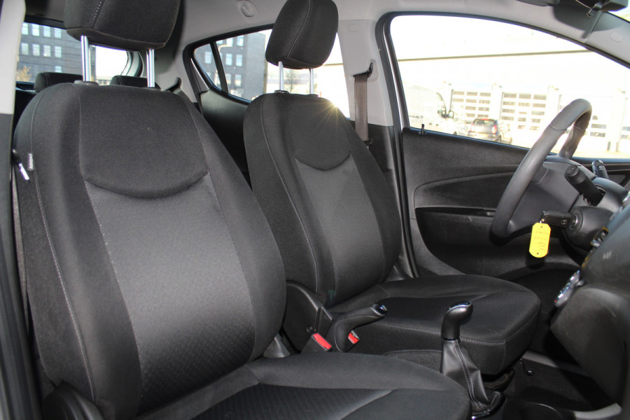 Opel KARL 1.0-75pk ecoFLEX Edition. Erg nette hoogzitter ! Slechts 59.000km ! Airco, parkeersensoren achter, cruise control, Bluetooth telefoonvoorbereidng, metallic lak etc.