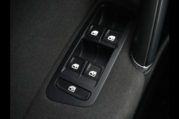 Volkswagen e-Golf E-DITION | Stoelverwarming | Warmtepomp | Carplay | Adaptive cruise | Virtual Cockpit | Navigatie | LED  Plus | Getint glas | Climate control