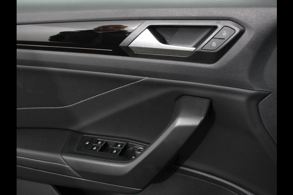 Volkswagen T-Roc 1.5 TSI 150pk DSG R-Line Edition | Navigatie | Apple Carplay/Android Auto | Electrische te openen kofferbak | Camera | Keyless start | Led | Dab | Adaptive Cruise Control