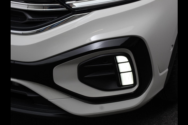 Volkswagen T-Roc 1.5 TSI 150pk DSG R-Line Edition | Navigatie | Apple Carplay/Android Auto | Electrische te openen kofferbak | Camera | Keyless start | Led | Dab | Adaptive Cruise Control