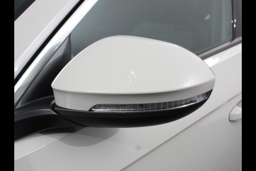 Volkswagen T-Roc 1.5 TSI 150pk DSG R-Line Edition | Navigatie | Apple Carplay/Android Auto | Electrische te openen kofferbak | Camera | Keyless start | Led | Dab | Adaptive Cruise Control