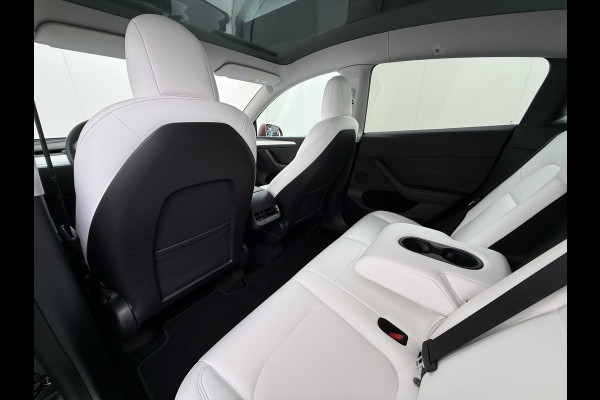 Tesla Model Y Long Range AWD 514pk SOH 85% Warmtepomp 20" Lmv Ivoor Leer Panoramadak Matrix-LED Autopilot Elektr.Stuur+Stoel+Verwarmd Navi Ecc Camera's Elektr.AchterKlep Parkeer Assistent Sentry-Mode Privacyglas Bluetooth Dodehoek detector Connected services Origineel Nederlandse Auto Batterij en Motorgarantie tot 23-12-2029/192.000km