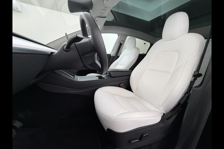 Tesla Model Y Long Range AWD 514pk SOH 85% Warmtepomp 20" Lmv Ivoor Leer Panoramadak Matrix-LED Autopilot Elektr.Stuur+Stoel+Verwarmd Navi Ecc Camera's Elektr.AchterKlep Parkeer Assistent Sentry-Mode Privacyglas Bluetooth Dodehoek detector Connected services Origineel Nederlandse Auto Batterij en Motorgarantie tot 23-12-2029/192.000km
