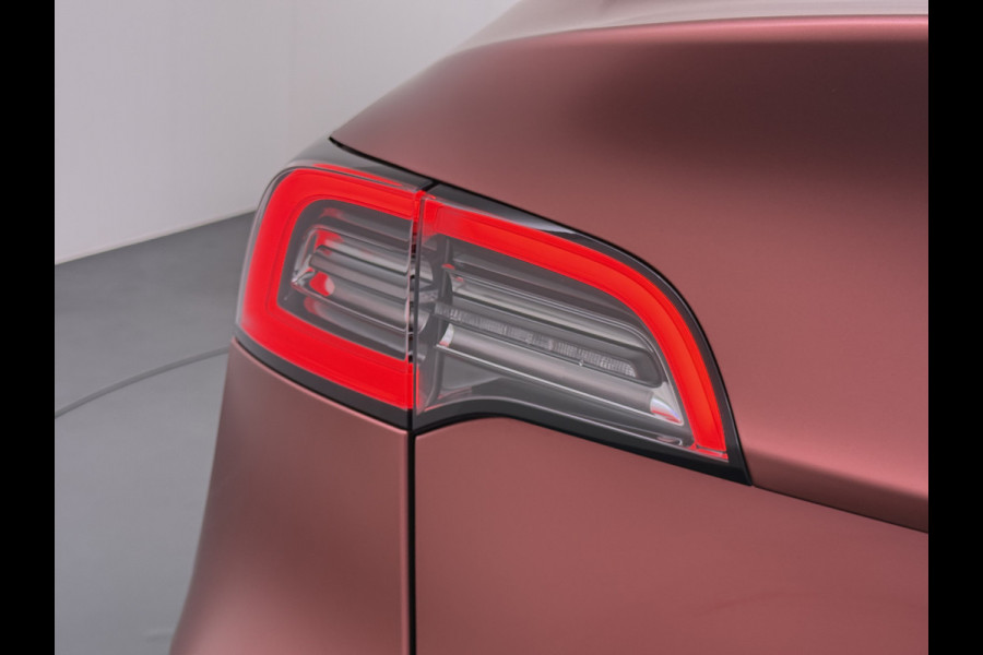 Tesla Model Y Long Range AWD 514pk SOH 85% Warmtepomp 20" Lmv Ivoor Leer Panoramadak Matrix-LED Autopilot Elektr.Stuur+Stoel+Verwarmd Navi Ecc Camera's Elektr.AchterKlep Parkeer Assistent Sentry-Mode Privacyglas Bluetooth Dodehoek detector Connected services Origineel Nederlandse Auto Batterij en Motorgarantie tot 23-12-2029/192.000km